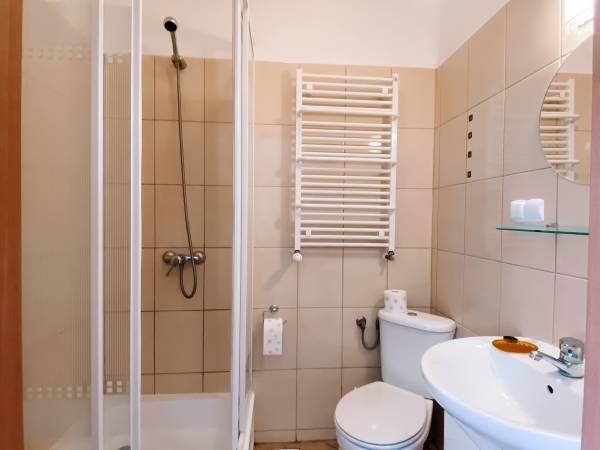 ŁAZIENKA W POKOJU TRZYOSOBOWYM