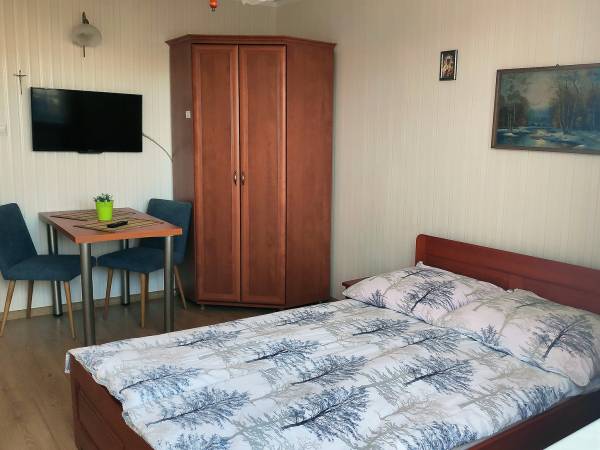 Pokój na piętrze z wyjściem na balkon