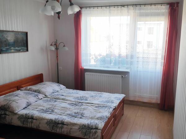 Pokój na piętrze z wyjściem na balkon