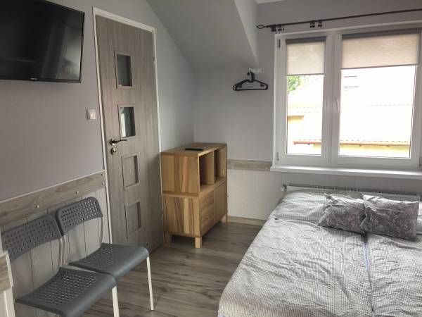 Kamienny Dworek Pokoje Gościnne i Pracownicze