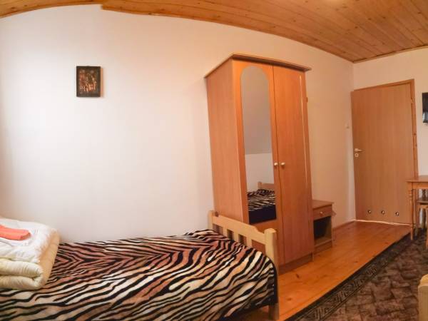 pokój na piętrze w domku 12 osobowym