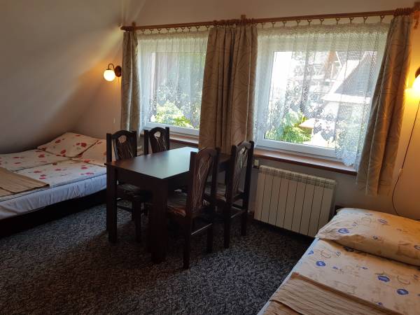 Pokoj czteroosobowy z łazienką na korytarzu