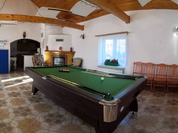 ogólnodostępna świetlica z bilardem/ping-pongiem