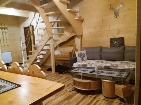 Salon z wypoczynkiem z opcją spania dla dwóch osób.