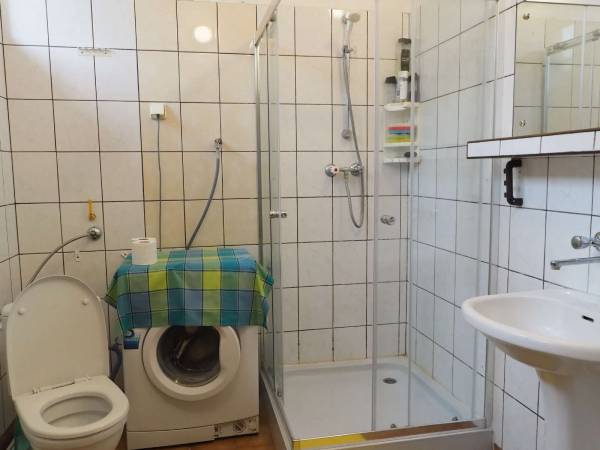 Łazienka z WC dla mieszkania dwupoziomowego.