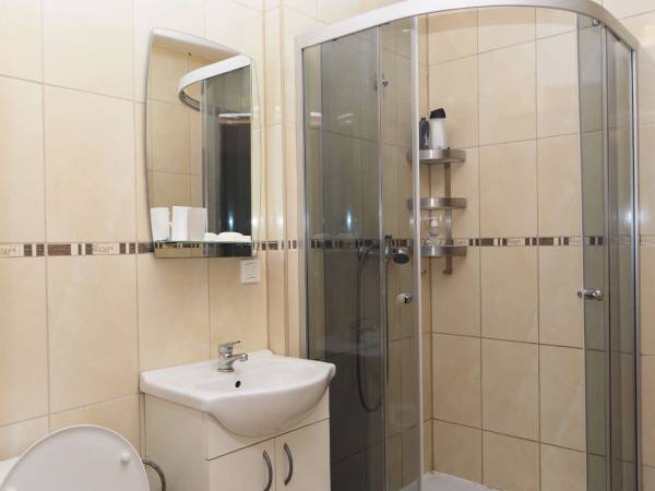 Łazienka dla pokojów 3-osobowych