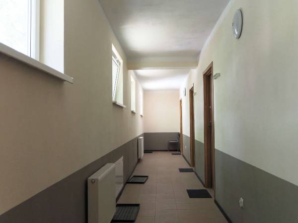 Wnętrze budynku z pokojami z łazienkami