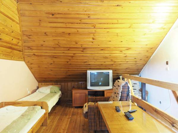 Pokój na piętrze mieszkania dwupoziomowego.