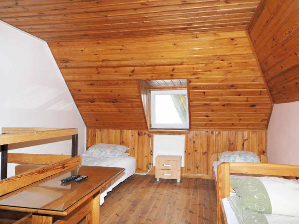 Pokój na piętrze mieszkania dwupoziomowego.