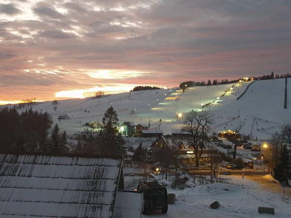 Zimowy widok z tarasu na trasy narciarskie
