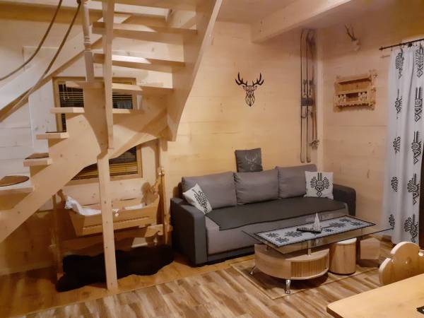 Schody łączą salon na parterze z dwiema sypialniami dla sześciu osób.