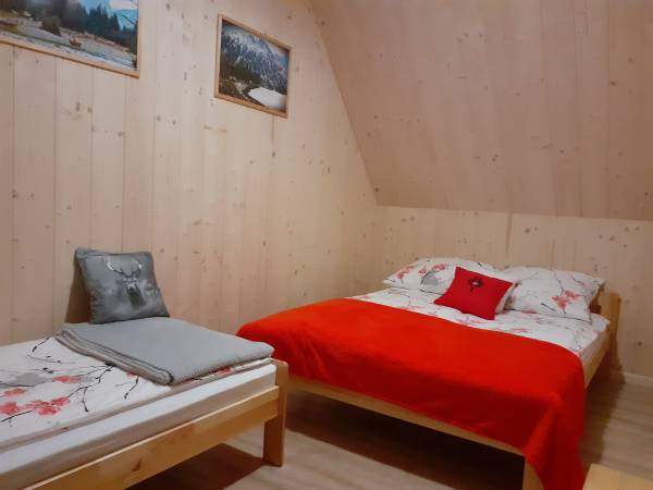 Pokój nr 1. Łóżko podwójne i jednoosobowe.