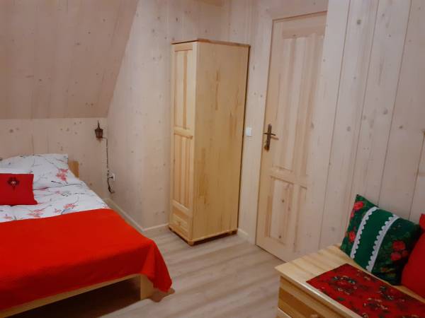 Pokój nr 1. Posiada również szafę i komodę.