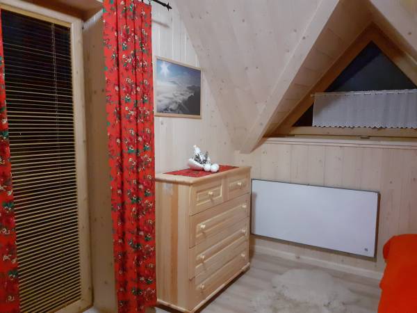 Pokój nr 2. Posiada wyjście na balkon z jeszcze piękniejszym widokiem na Tatry niż na parterze.