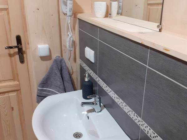 Łazienka znajduje się na parterze.