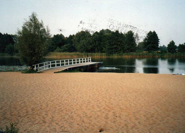 pomost i plaza nad jeziorem
