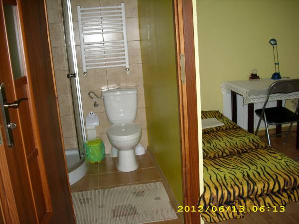 łazienka w kazdym z pokoi