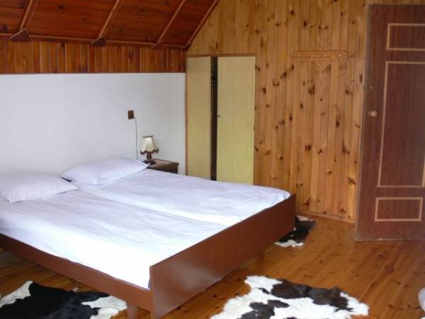 Jedna z czterech sypialni na piętrze. Dwie sypialnie są 3-osobowe i dwie sypialnie 2-osobowe. Z sypialni 3-osobowych są wyjścia na taras górny.