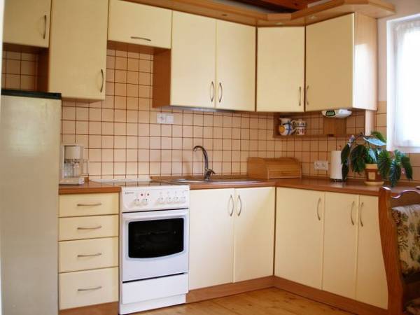 Przestronna kuchnia z aneksem jadalnym. Kuchnia jest połączona z pokojem dziennym.