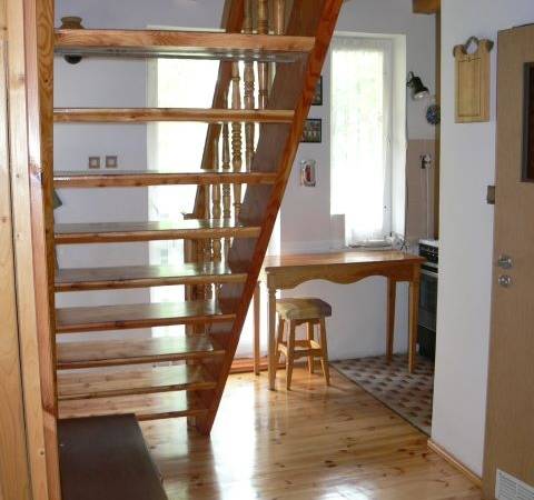 Korytarz i schody na piętro. Po prawo drzwi do łazienek.