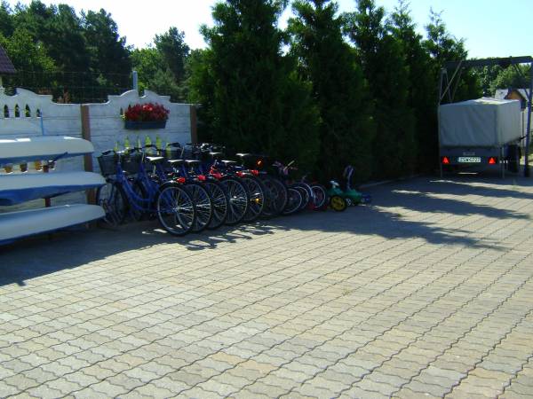 Parking, rowery oraz kajaki do dyspozycji gości