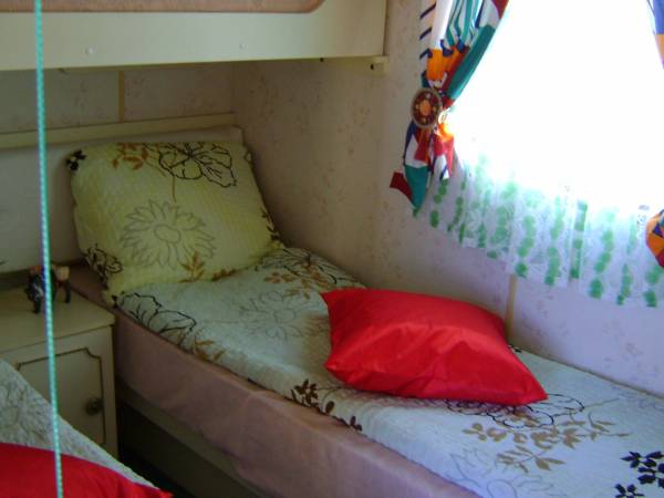 sypialnia na dwie osoby + trzecie dla dziecka z zabezpieczeniem przed wypadnięciem