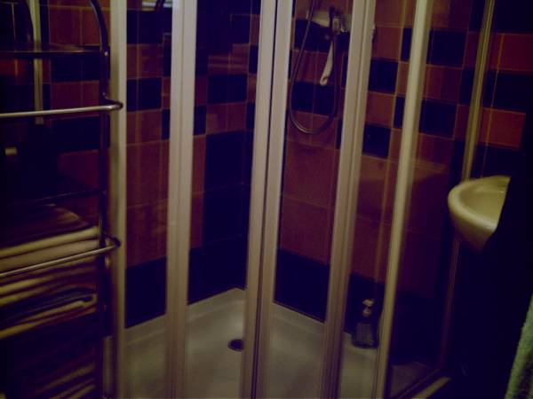 lazienka dol - pokoj goscinny 2-os