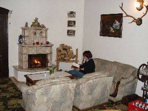 W przytulnej sali z kominkiem goście mogą zarówno poczytać jak i zjeść smaczny posiłek.