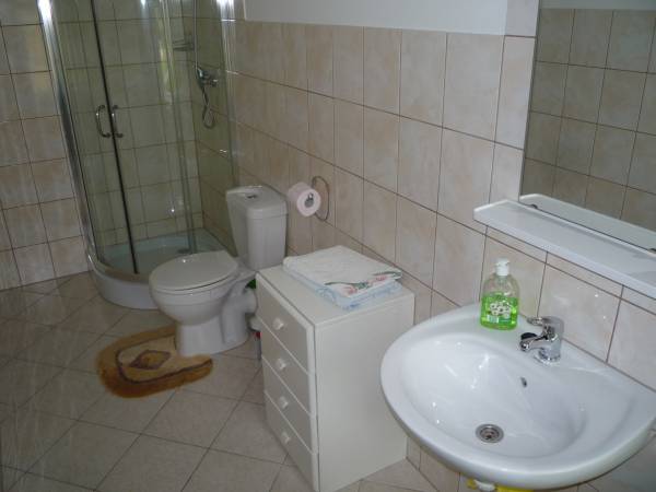 jedna z łazienek , które są w każdym pokoju