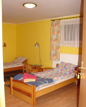 sanitariaty z kabinami prysznicowymi w każdym pokoju