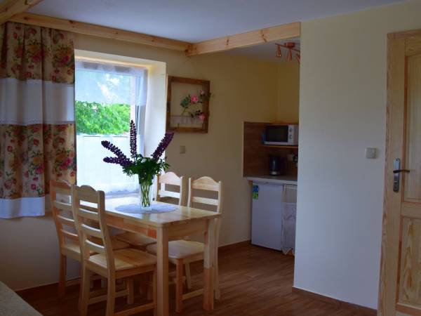 Jadalnia i aneks kuchenny-
Apartament 1 w Domu Pod Jesionem