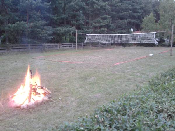 miejsce na ognisko i boisko do siatkówki