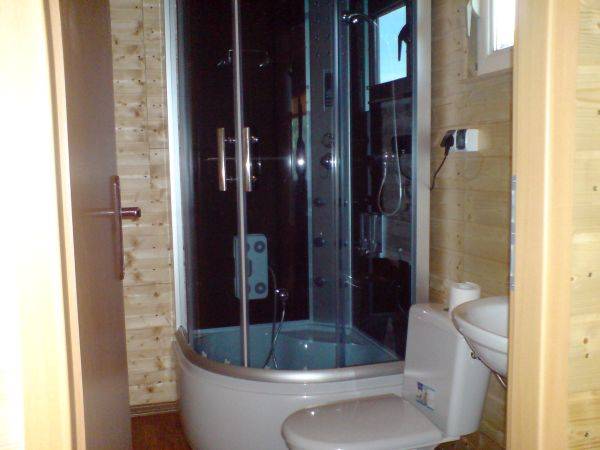 Łazienka w DOMKU LETNISKOWYM.