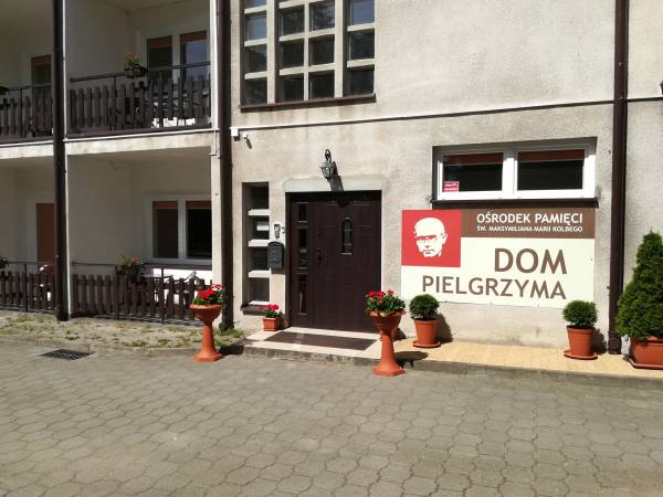 DOM PIELGRZYMA WEJŚCIE