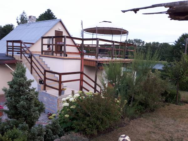 Widok z ogrodu na pokoj na poddaszu