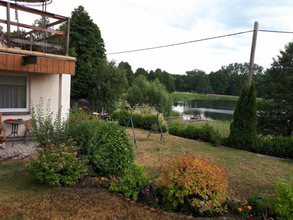 Widok z ogrodu na jezioro wigry