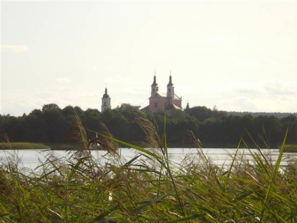 Widok z naszego brzegu na klasztor Kamedułów