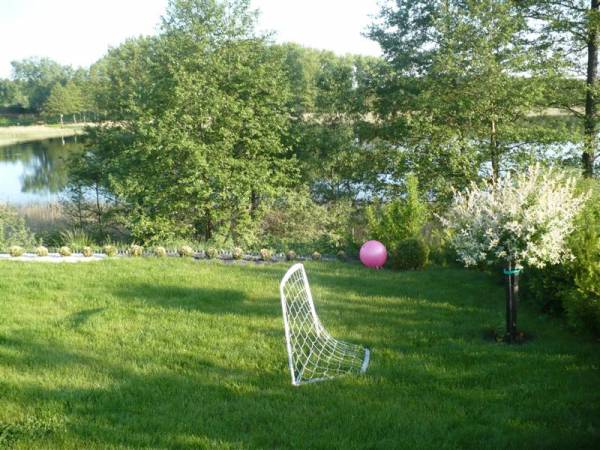 Ogród - widok na jezioro