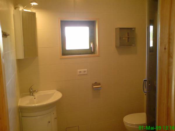 Łazienka z kabina,umywalką,WC