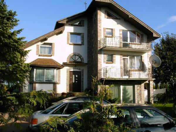 Dom w którym wynajmowane są pokoje noclegowe. kuchnia i salon wypoczynkowy tylko dla gości.