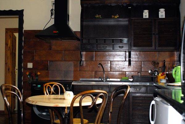 W pełni zagospodarowany aneks kuchenny. Lodówka, kuchenka elektryczna, pełne wyposażenie.