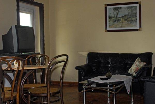 Część wypoczynkowa z kompletem skórzanym i TV.