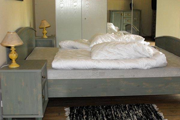 Sypialnia-duże łoże,szafa,komody wraz z TV