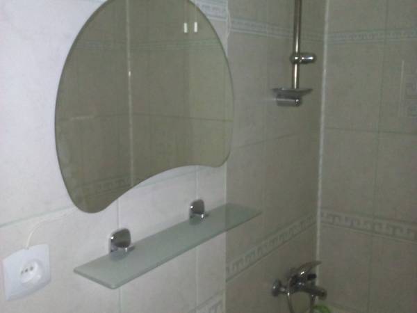 Wanna z prysznicem w mieszkaniu 2 pokojowym