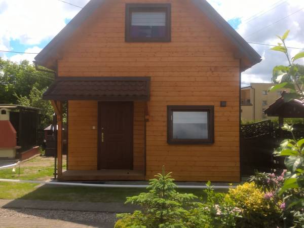 Domek z zewnątrz i altanka z grilem