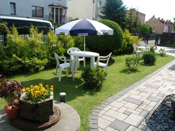 Widok z podwórka na ulicę