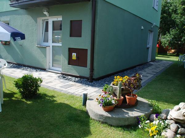 Widok z dworu na pokój 3-osobowy w głębi 2-osobowy pokój