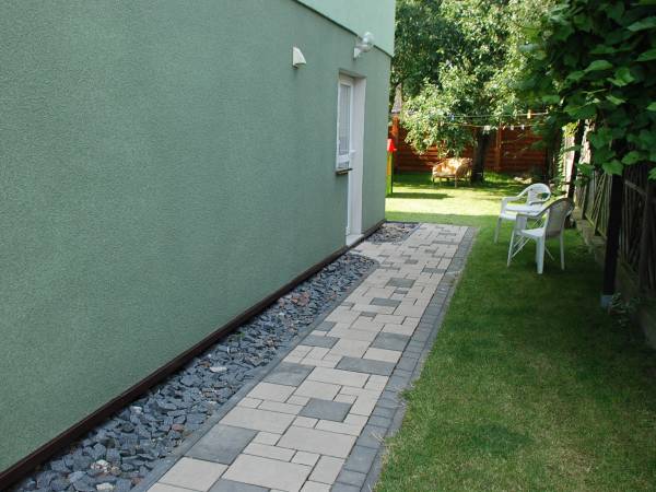 Widok na pokój 2-osobowy ze stolikiem na dworze