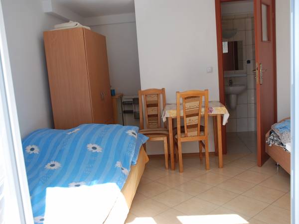 Pokój 3-osobowy z łazienką widok na łóżko 2 osobowe