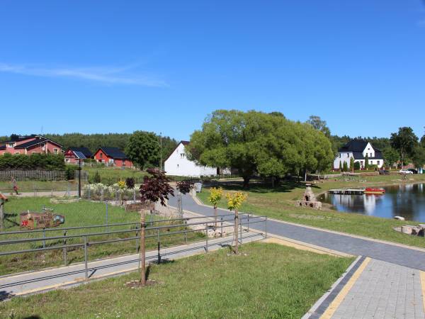 PLAC REKREACYJNY NAD JEZIOREM TUŻ ZA PŁOTEM